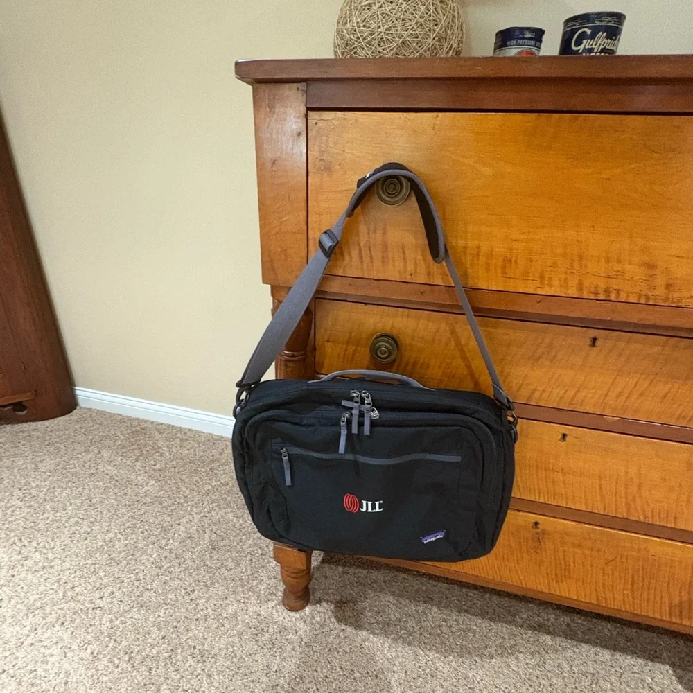Patagonia Black Polyester Padded Laptop Computer School Business Shoulder Bag